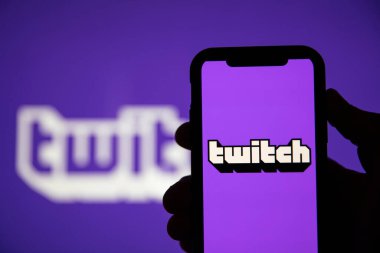 LONDON, İngiltere - 30 Nisan 2020: Akıllı telefondan canlı yayın logosu