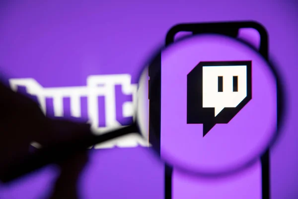 ЛОНДОН, Великобритания - 30 апреля 2020: Twitch live gaming logo under a magnifying glass — стоковое фото