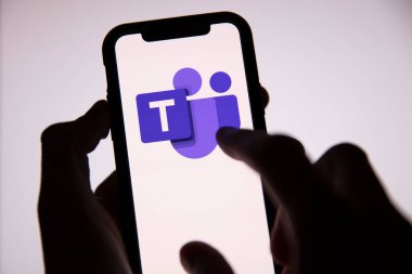 LONDON, İngiltere - 1 Mayıs 2020: Microsoft takımlarının logosu akıllı telefondan