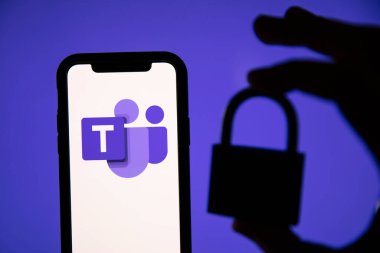 LONDON, İngiltere - 1 Mayıs 2020: Microsoft ekiplerinin logosu güvenlik kilidi ile