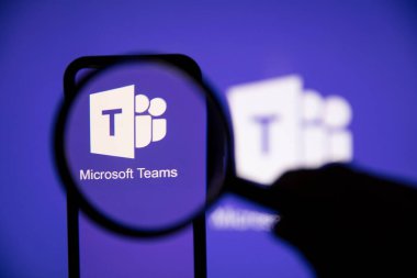 LONDON, İngiltere - 1 Mayıs 2020: Microsoft ekiplerinin logosu büyüteç altında