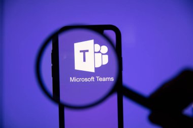 LONDON, İngiltere - 1 Mayıs 2020: Microsoft ekiplerinin logosu büyüteç altında
