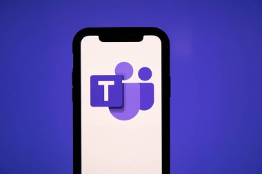LONDON, İngiltere - 1 Mayıs 2020: Microsoft takımlarının logosu akıllı telefondan