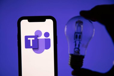 LONDON, İngiltere - 1 Mayıs 2020: Microsoft takımlarının logosu akıllı telefondan