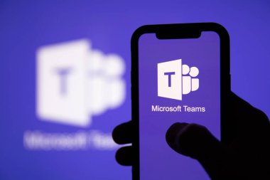 LONDON, İngiltere - 1 Mayıs 2020: Microsoft takımlarının logosu akıllı telefondan