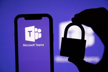 LONDON, İngiltere - 1 Mayıs 2020: Microsoft ekiplerinin logosu güvenlik kilidi ile