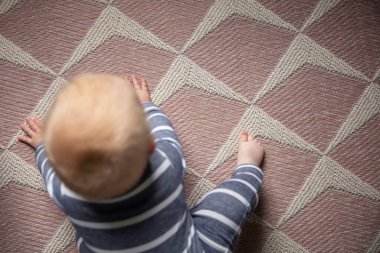 Sürünen küçük bir bebek. Genel yaşam tarzı bebek gelişimi