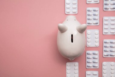 Sağlık sigortası masrafı. Haplar ve tabletlerle dolu para kutusu kumbarası.