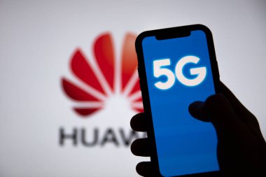 LONDON, İngiltere - 6 Mayıs 2020: Huawei logosu 5G iletişim teknolojisi kavramı