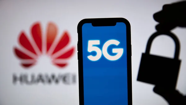 LONDON, Wielka Brytania - 6 maja 2020: Koncepcja technologii komunikacyjnych Huawei 5G — Zdjęcie stockowe