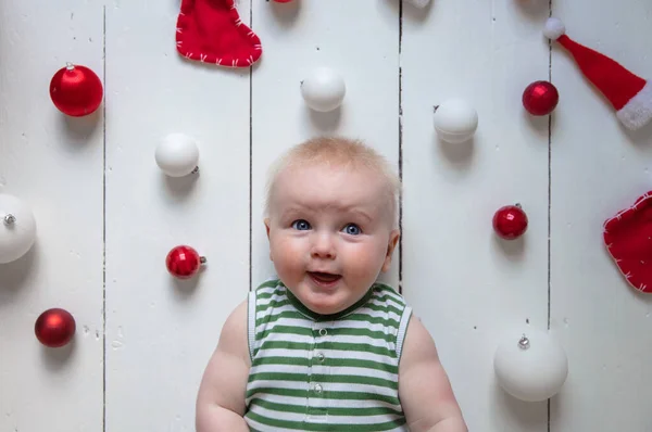 Bebê bonito feliz celebrando seu primeiro Natal — Fotografia de Stock