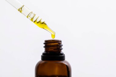 CBD yağını damlalık şişeye doldur.