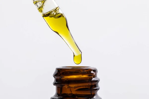 Close-up van CBD olie in een druppelflesje — Stockfoto