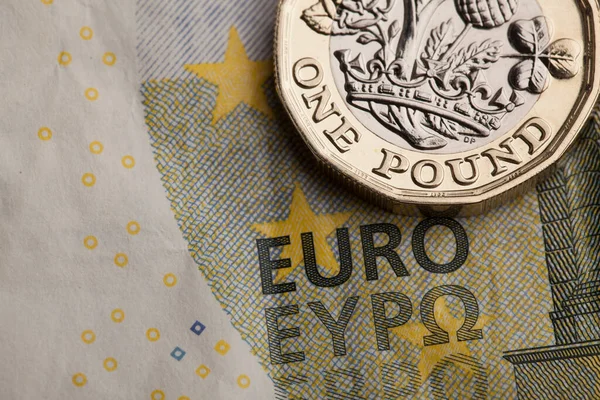 Moneda británica de una libra y billete europeo. Concepto de tipo de cambio — Foto de Stock