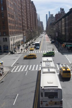 NEW YORK, ABD - Nisan 2017: İkonik sarı taksilerle New York şehri sokak sahnesi