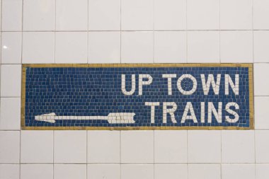 New York 'taki şehir trenleri için işaret ve yön oku.