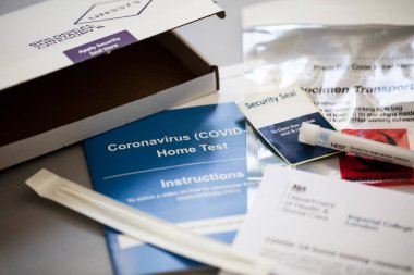 LONDON, İngiltere - 15 Mayıs 2020: Uk Sağlık Departmanı Coronavirus ev test kiti