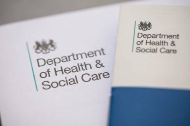 LONDON, İngiltere - 15 Mayıs 2020: Birleşik Krallık Sağlık Bakanlığı resmi sosyal hizmet mektubu