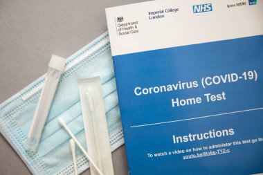 LONDON, İngiltere - 15 Mayıs 2020: Uk Sağlık Departmanı Coronavirus ev test kiti