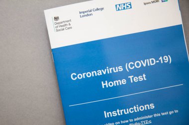 LONDON, İngiltere - 15 Mayıs 2020: Uk Sağlık Departmanı Coronavirus test kiti