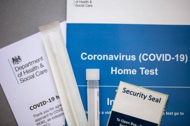 LONDON, İngiltere - 15 Mayıs 2020: Uk Sağlık Departmanı Coronavirus ev test kiti