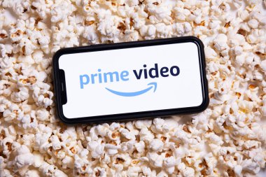 Londra, İngiltere - 14 Mayıs 2020: Patlamış mısırlı akıllı telefon üzerindeki Amazon Prime video logosu