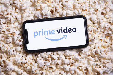 Londra, İngiltere - 14 Mayıs 2020: Patlamış mısırlı akıllı telefon üzerindeki Amazon Prime video logosu