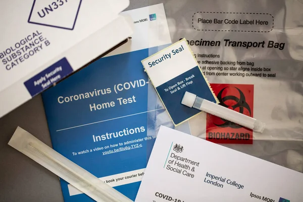 LONDON, İngiltere - 15 Mayıs 2020: Uk Sağlık Departmanı Coronavirus ev test kiti