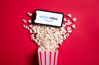Londra, İngiltere - 14 Mayıs 2020: Patlamış mısırlı akıllı telefon üzerindeki Amazon Prime video logosu