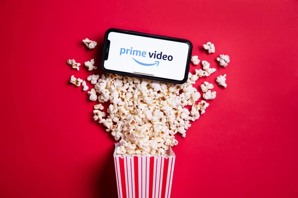 LONDON, UK - MAJ 14 2020: Logo wideo Amazon Prime na smartfonie z popcornem — Zdjęcie stockowe