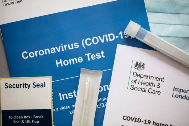 LONDON, İngiltere - 15 Mayıs 2020: Uk Sağlık Departmanı Coronavirus ev test kiti