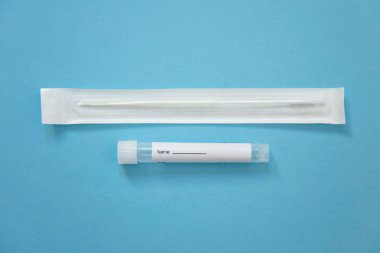 Mavi bir arkaplanda virüs testi ve test tüpü.