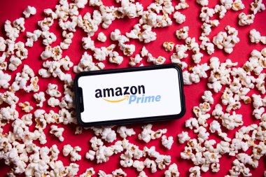 Londra, İngiltere - 14 Mayıs 2020: Patlamış mısırlı akıllı telefon üzerindeki Amazon Prime logosu