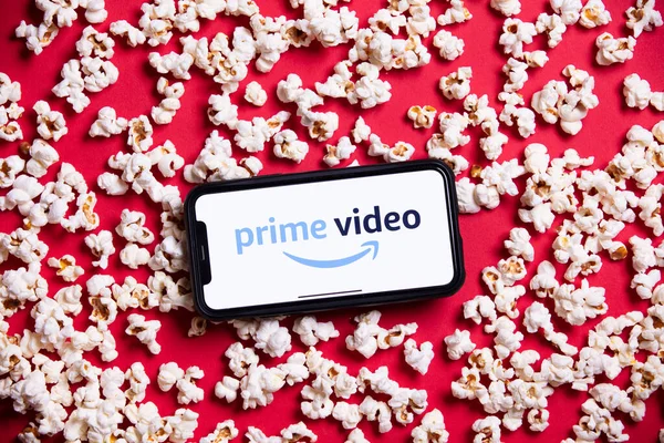 LONDON, Ηνωμένο Βασίλειο - 14 Μαΐου 2020: Λογότυπο βίντεο Amazon Prime σε smartphone με ποπ κορν — Φωτογραφία Αρχείου