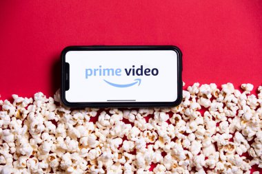 Londra, İngiltere - 14 Mayıs 2020: Patlamış mısırlı akıllı telefon üzerindeki Amazon Prime video logosu