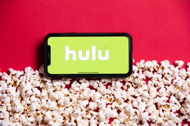 LONDON, İngiltere - 14 Mayıs 2020: Patlamış mısırlı akıllı telefon üzerindeki Hulu logosu