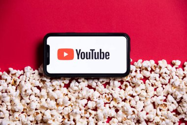 LONDON, İngiltere - 14 Mayıs 2020: Patlamış mısırlı akıllı telefon üzerindeki Youtube logosu