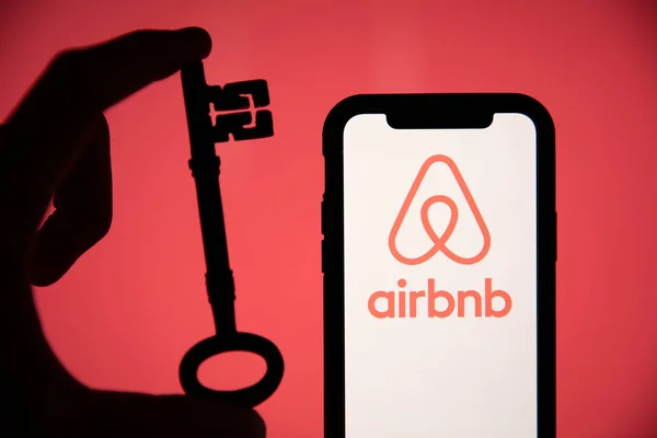 LONDÝN, Velká Británie - 15. května 2020: Logo půjčovny domů Airbnb na telefonu s klíčem — Stock fotografie