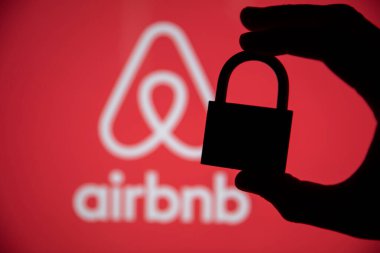 LONDON, İngiltere - 15 Mayıs 2020: Airbnb 'de güvenlik kilidi olan tatil kiralama logosu