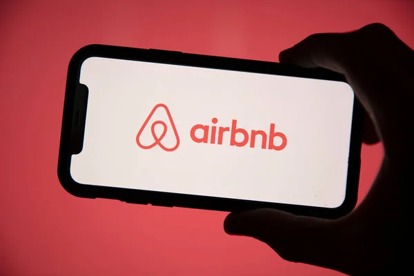 LONDRES, Reino Unido - 15 de mayo de 2020: logotipo de alquiler de vacaciones en casa de Airbnb en una pantalla de teléfono inteligente —  Fotos de Stock