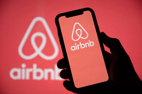 LONDON, Egyesült Királyság - Május 15 2020: Airbnb home holiday rental logo on a smartphone screen — Stock Fotó