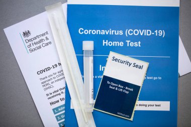 LONDON, İngiltere - 15 Mayıs 2020: Uk Sağlık Departmanı Coronavirus ev test kiti