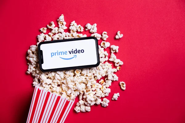 Londra, İngiltere - 14 Mayıs 2020: Patlamış mısırlı akıllı telefon üzerindeki Amazon Prime video logosu