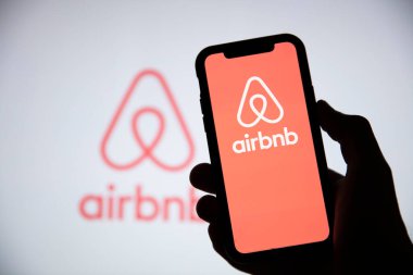 LONDON, İngiltere - 15 Mayıs 2020: Airbnb ev kiralama logosu bir akıllı telefon ekranında