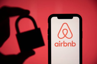 LONDON, İngiltere - 15 Mayıs 2020: Airbnb 'de güvenlik kilidi olan tatil kiralama logosu