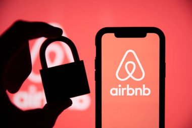 LONDON, İngiltere - 15 Mayıs 2020: Airbnb 'de güvenlik kilidi olan tatil kiralama logosu