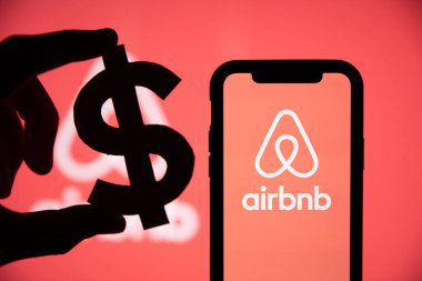 LONDON, İngiltere - 15 Mayıs 2020: Airbnb ev tatili kiralık logosu