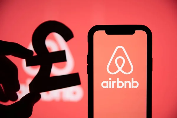 LONDRES, Reino Unido - 15 de maio de 2020: Airbnb casa de férias logotipo do aluguel com um símbolo de libra — Fotografia de Stock