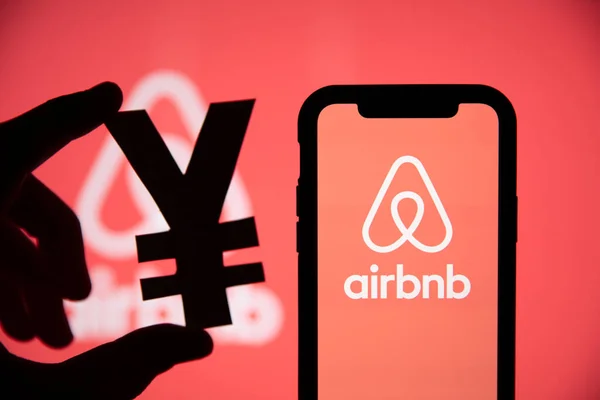 LONDRES, Reino Unido - 15 de maio de 2020: Airbnb casa de férias logotipo do aluguel com um símbolo de libra — Fotografia de Stock