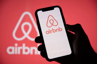 LONDON, İngiltere - 15 Mayıs 2020: Airbnb ev kiralama logosu bir akıllı telefon ekranında
